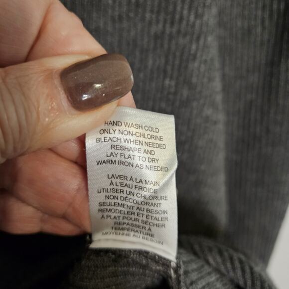 TAHARI Charcoal Gray Ribbed Pullover Sweater with Silver Button Accents Sz L - Picture 9 of 9
